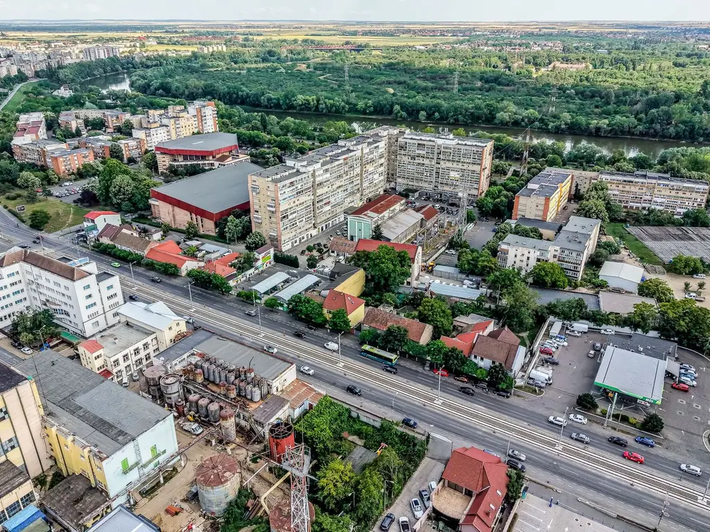 Imobil versatil D+P+E+M | Arteră principală Arad | Curte cu acces auto