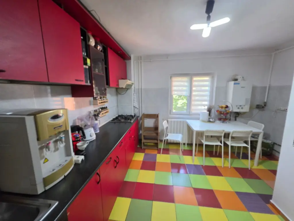 Vand apartament cu 4 camere aproape de centru