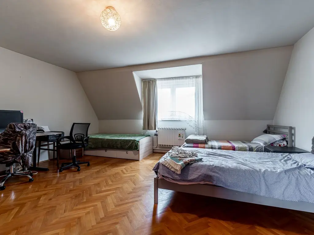 Casa Solida cu Mansarda in Zona Excelenta Parneava