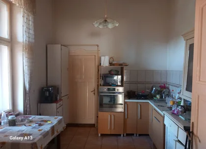 Ag BRASADAS vinde casa 4 camere cu teren 8 ari in zona CENTRALA.