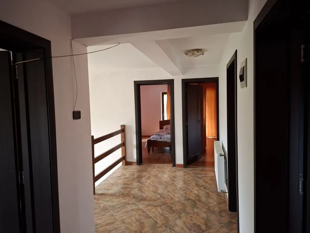 BRASADAS vinde casa individuala 9 cam in Bercu Rosu.