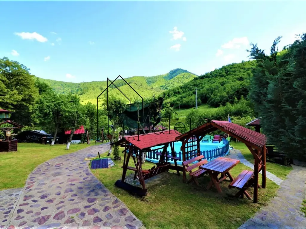 Pensiune de vânzare | 400 MPU | 10 Camere | Rasinari - Curmatura