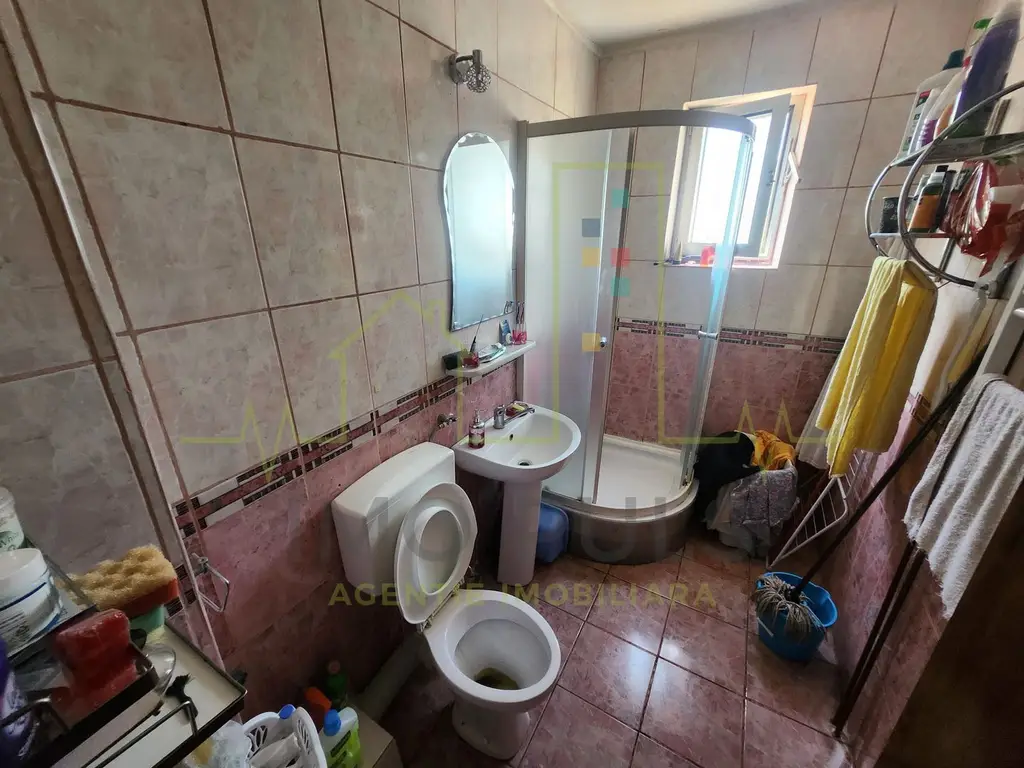 Casa individuala. Foarte pretabila de afacere. SAD la parter si intrare separata