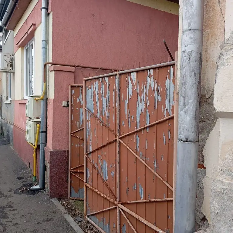 BRASADAS vinde casa 2 cam cu intrare comuna zona CENTRALA.