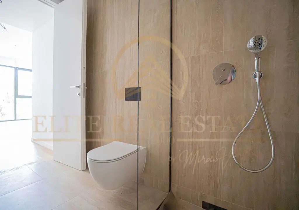 Stațiunea Mamaia - Vânzare apartament cu 2 camere, 2 bai cu vedere la mare.