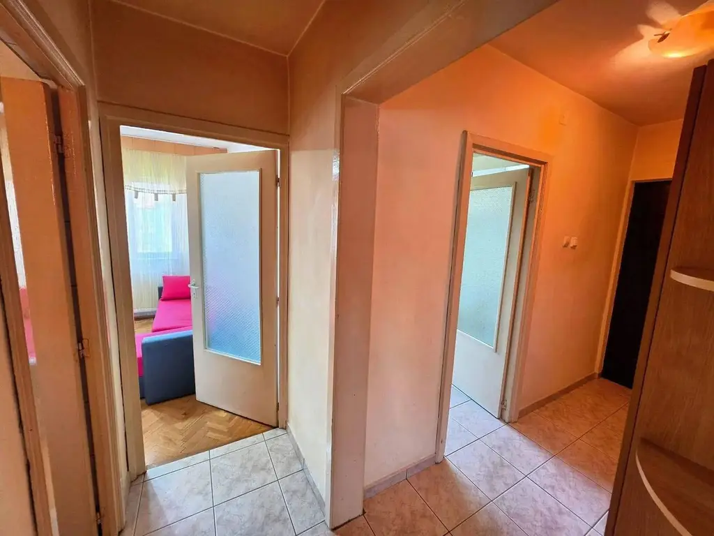 Vand apartament cu 2 camere decomandat in Calea Lipovei