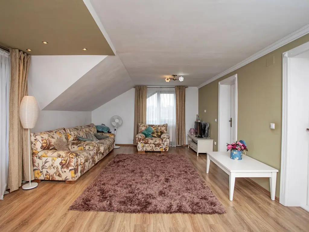 Vilă P+M, Clujului, 190 mp, teren 520 mp, singur în curte. 225 000 E
