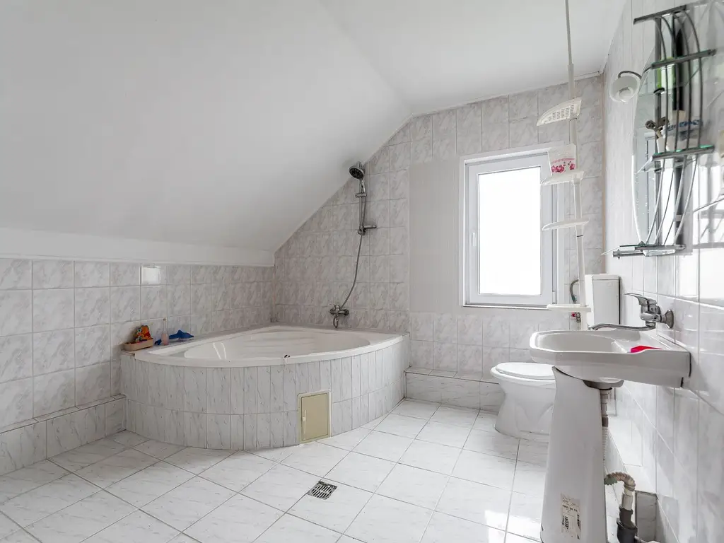 Casă construită în anul 2000, cu 5 camere Aradul Nou, Zona Tabacovici.