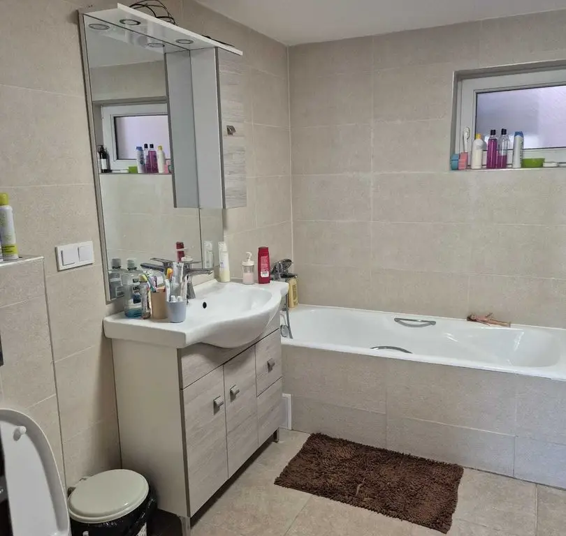 BRASADAS vinde casă familială cu 4 cam zona Titulescu.