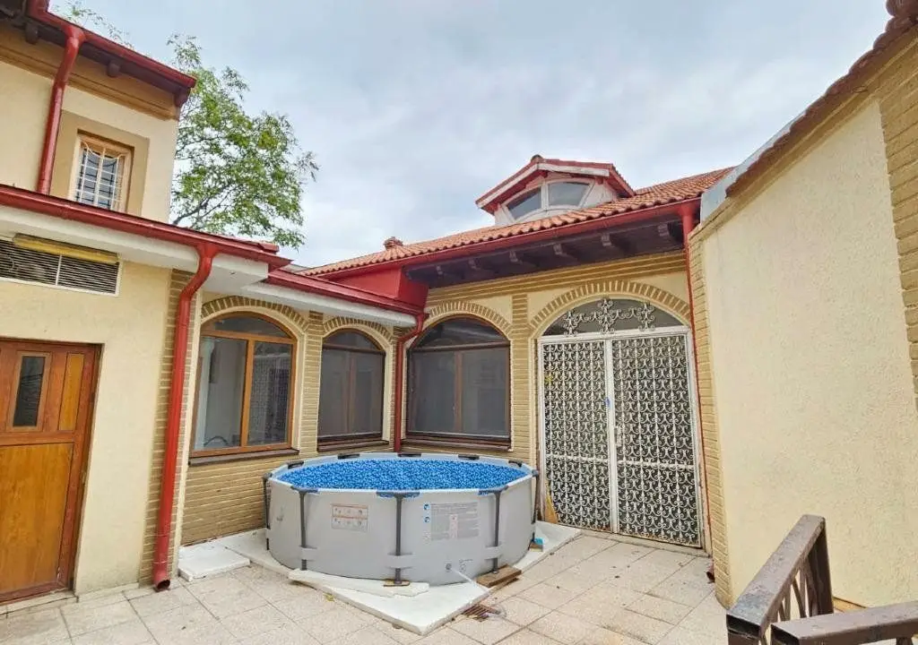Casa individuala (singur in curte), zona centrala