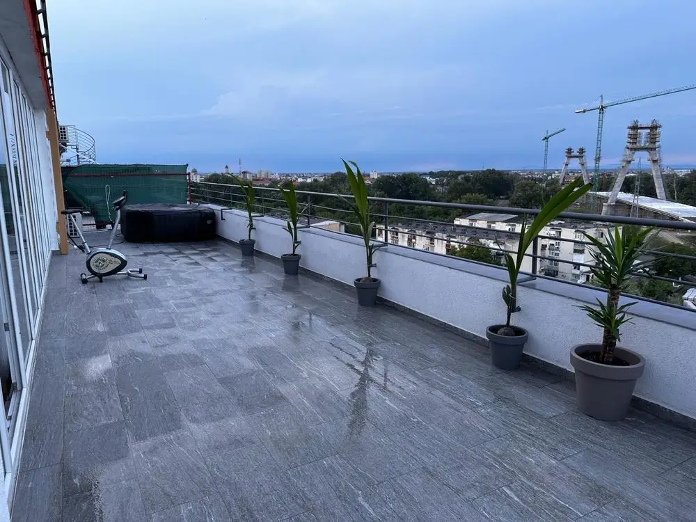 BRASAFAS vinde penthouse lux cu vedere panoramica.