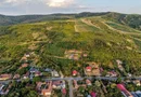 Teren pe deal, 1.150 mp, în Miniș, front 26 m, Drumul Vinului