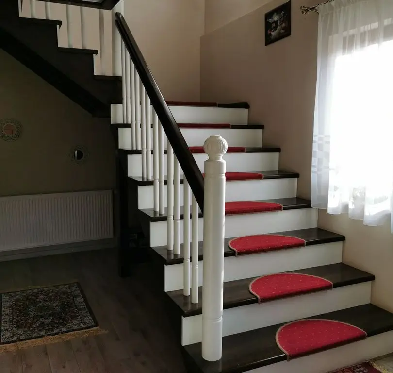 Ag EUROPA vinde casa NOUA 350mp în Odoreu cu 6 cam teren 9ari.