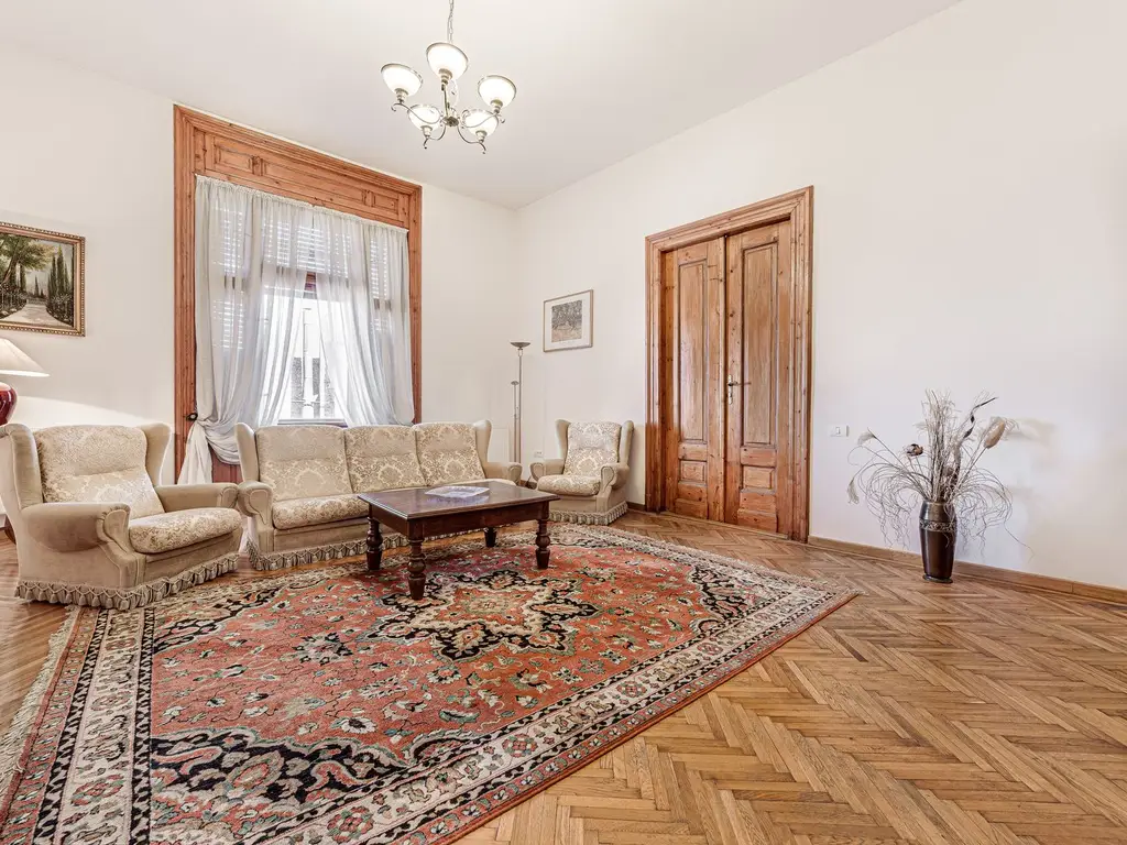 Bijuterie arhitecturală cu istorie. Confort modern, Ultracentral.