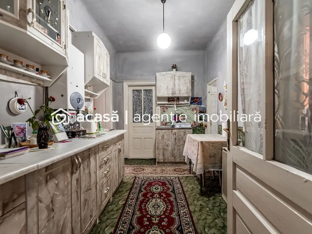Casa 3 camere, bucatarie si baie, in zona centrala din Chisineu-Cris
