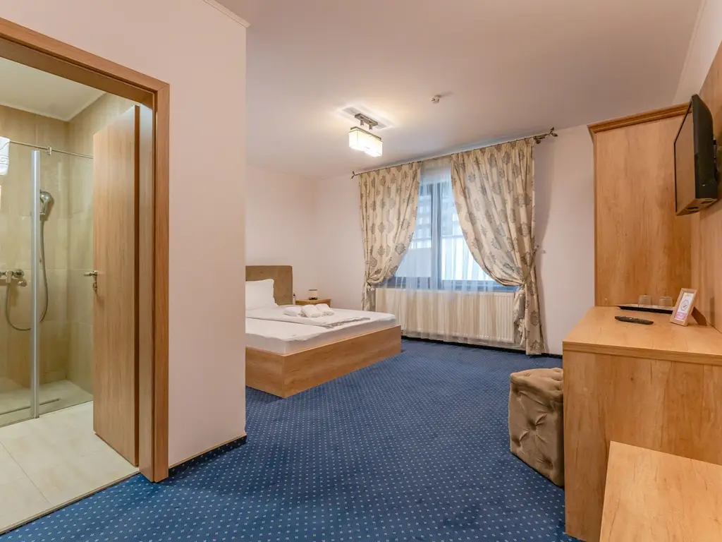 Pensiune Râșnov, 13 camere plus locuință proprietar, zonă Cetate