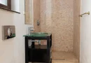 Vilă 5 dormitoare, 4 băi, 2 248mp teren, piscină. Preț: 229 000 E.