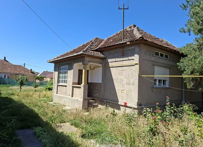 BRASADAS vinde casa 3 cam cu teren 5 ari in 14 Mai.