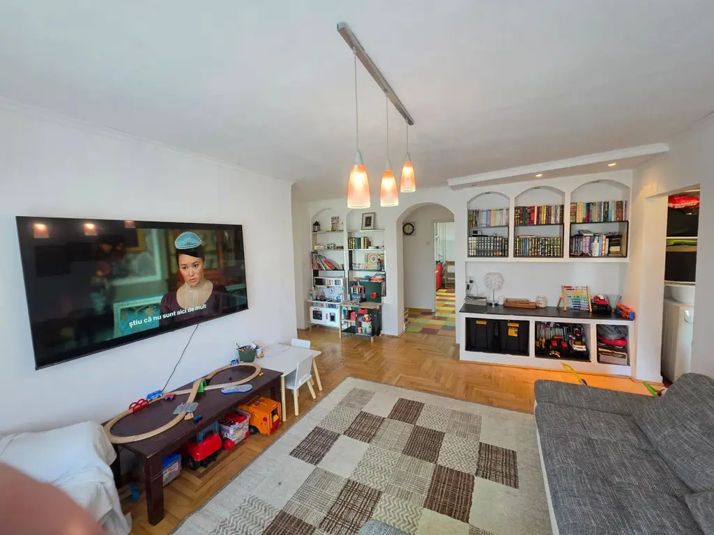 Vand apartament cu 4 camere aproape de centru