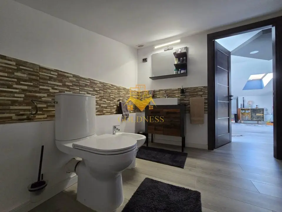 Casă modernă de vânzare, curte, 6 camere, parcare, Zona Vivo, Florești