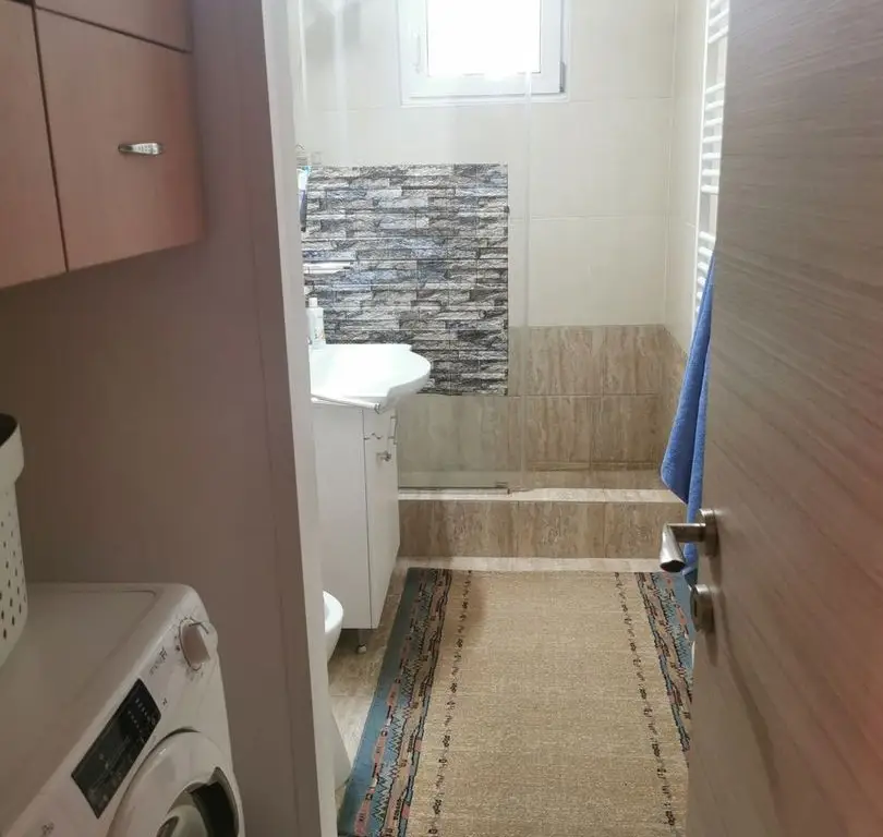 Proprietar , vand apartament , 4 camere cu centrala termica , boxa si loc parcare adp