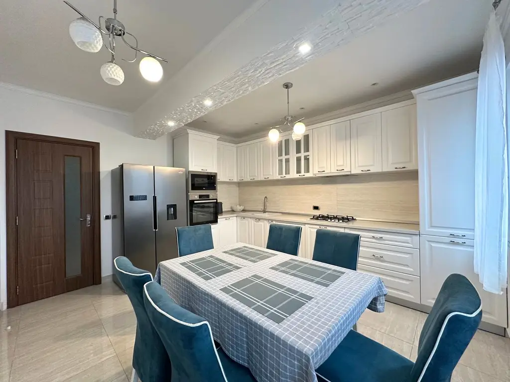 Vând apartament 3 camere 3 minute de Coresi complex ISARAN