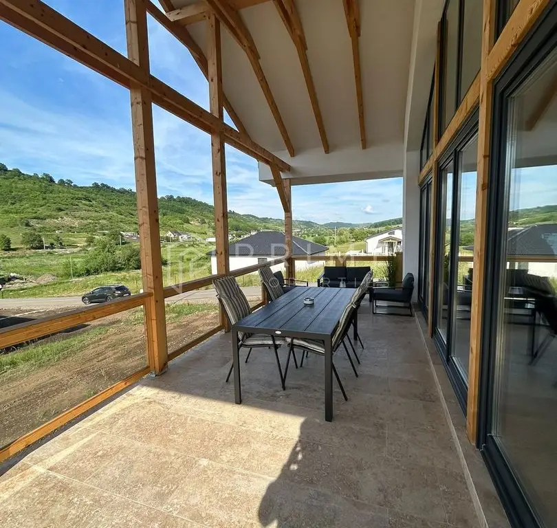 Casă modernă de închiriat – Eleganță și confort în Livezeni
