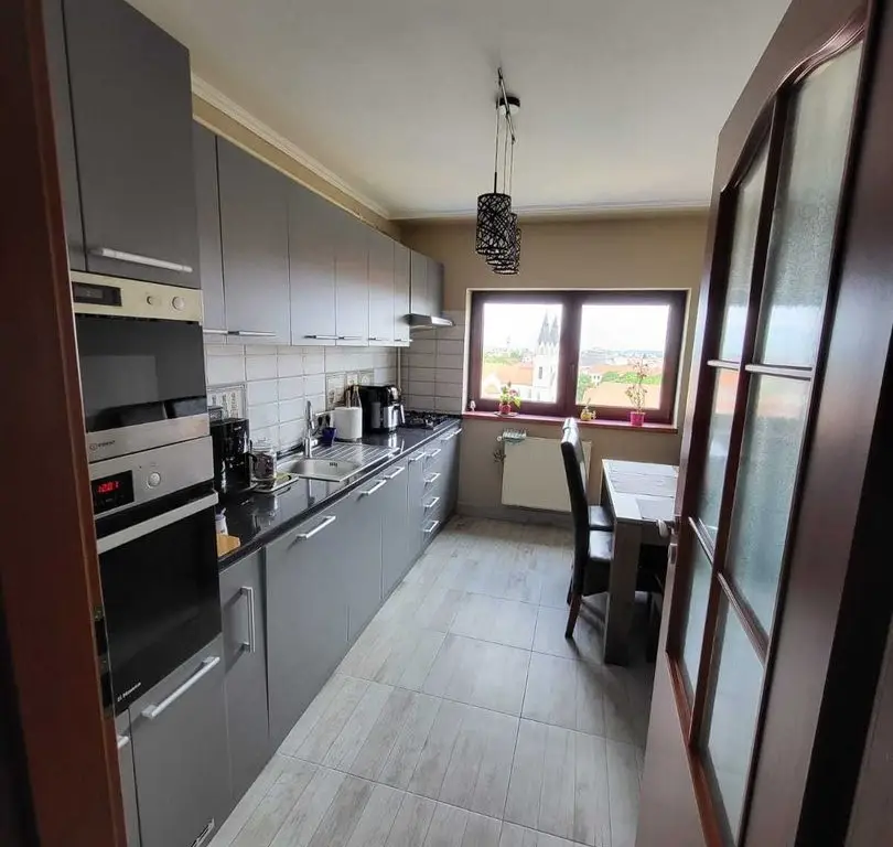 BRASADAS vinde ap 4 cam decomandat cu vedere deosebită