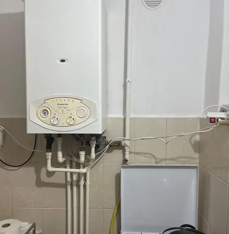 BRASADAS vinde garsoniera utilata etaj 1/4 Ostrovului.