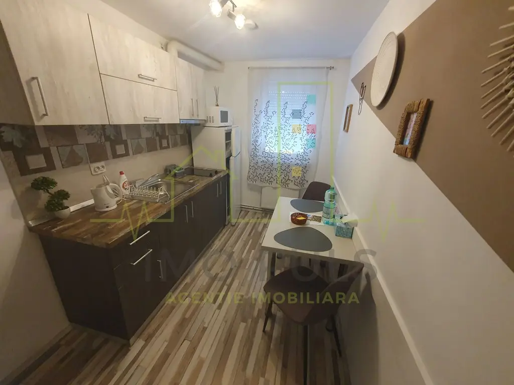 Casa + 5 apartamente + spatiu de inchiriat + parcari. Pretabil locuit + afacere