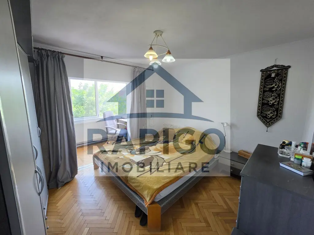 Vand apartament cu 4 camere aproape de centru