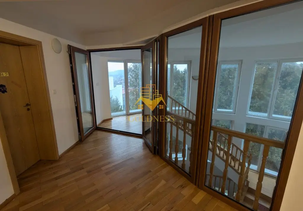 Casa/Spatiu de birou,Andrei Muresanu, 9 Camere,10 Parcari,Curte 2000mp
