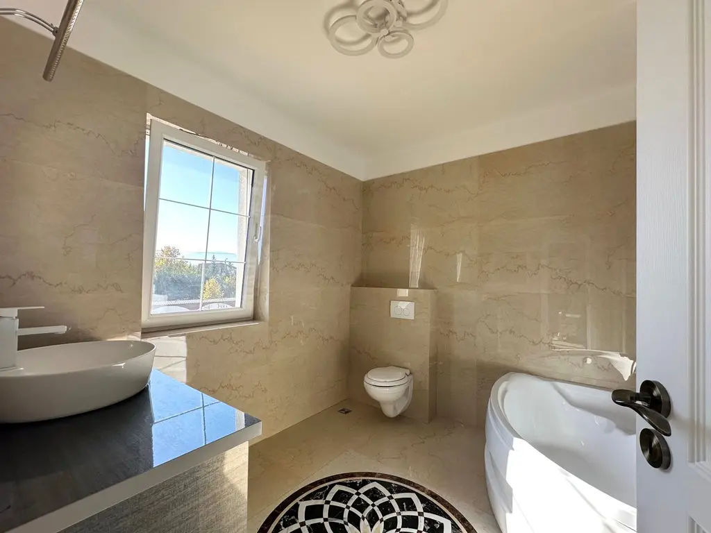 Vânzare casă 5 camere nouă elegantă și spațioasă în Hărman