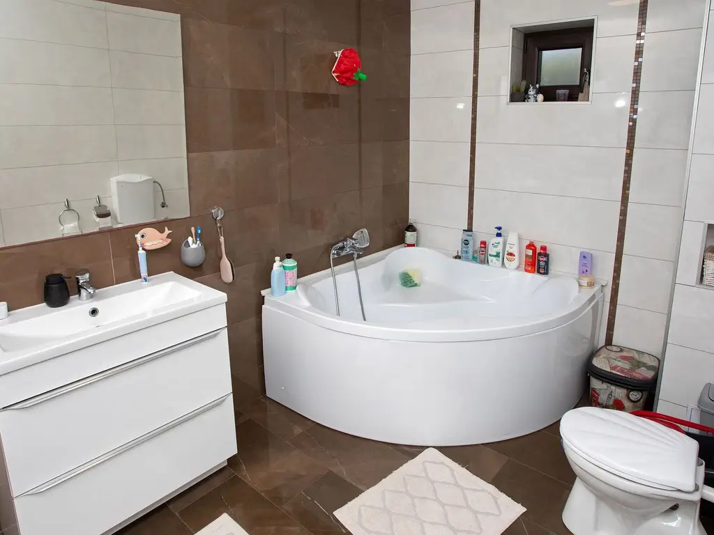Vilă P+M, Clujului, 190 mp, teren 520 mp, singur în curte. 225 000 E
