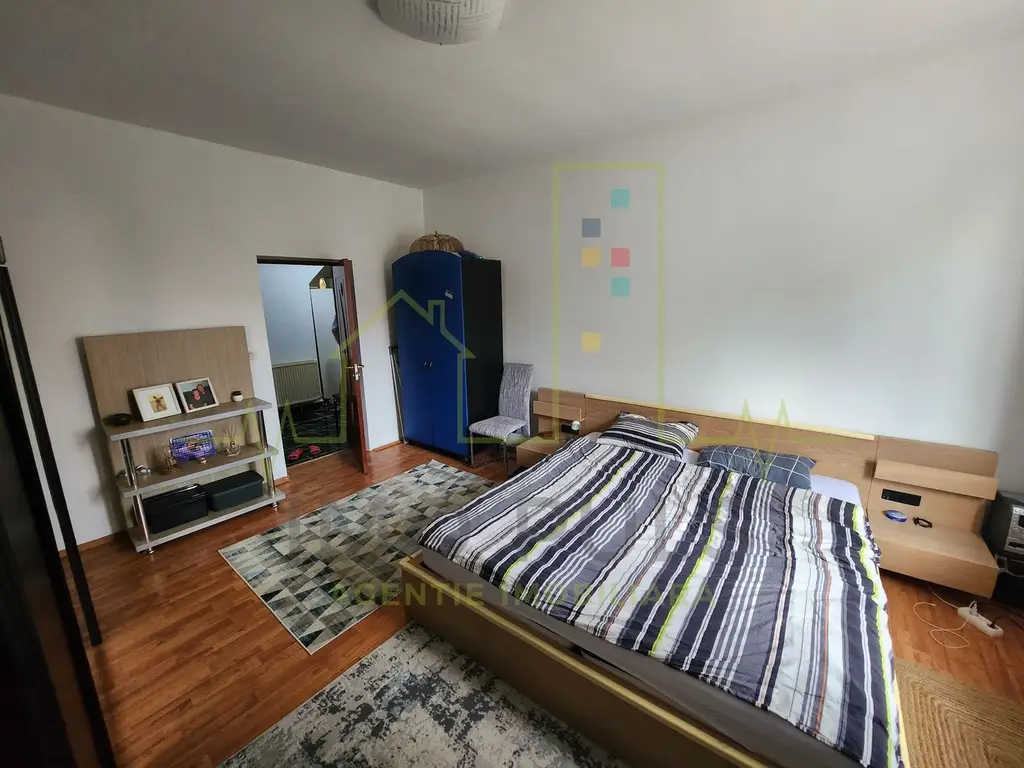 Apartament cu curte. Teren 636 mp.