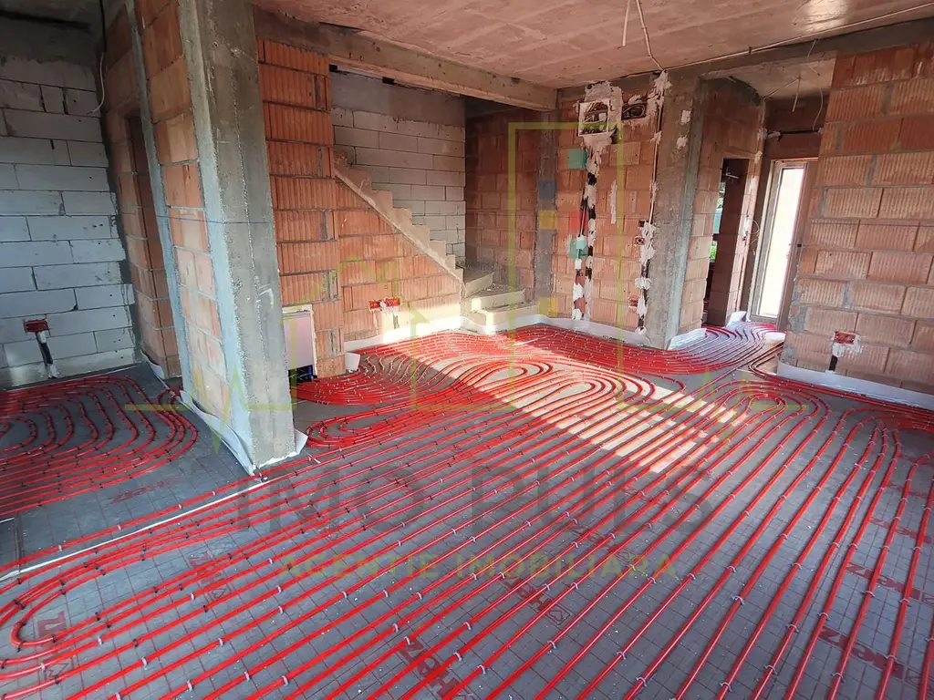 Duplex. Zid dublu despartior. Incalzire in pardoseala.