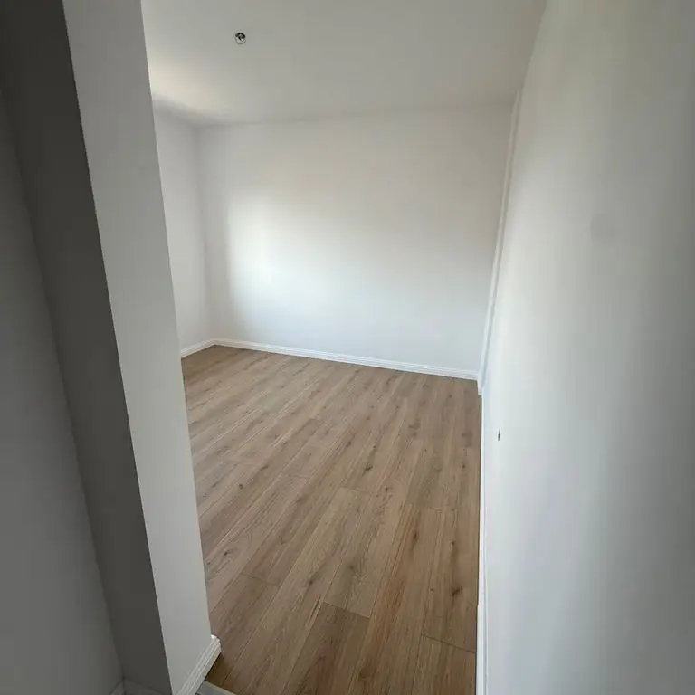 BRASADAS vinde ap 3 cam etaj 7/8 Micro 17 – Recent renovat.