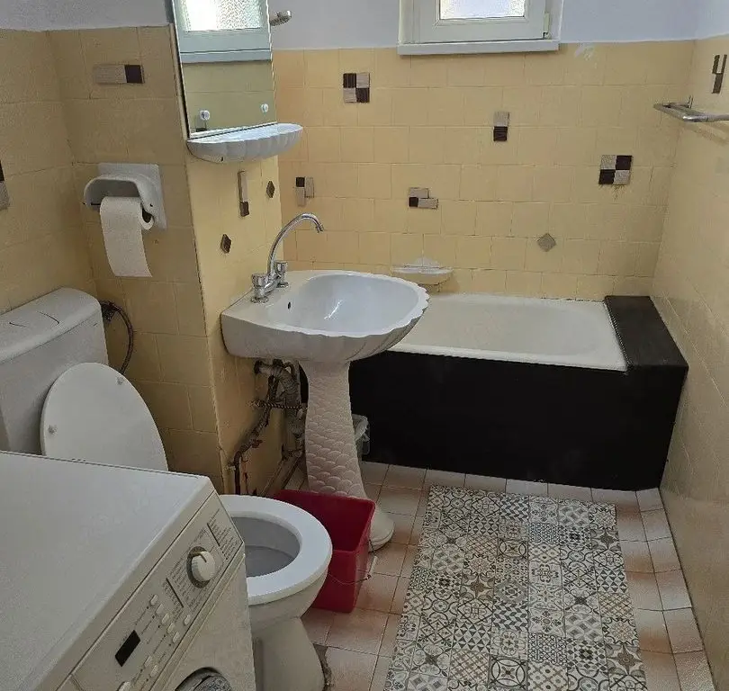 Inchiriez apartament cu 3 camere, decomandat,