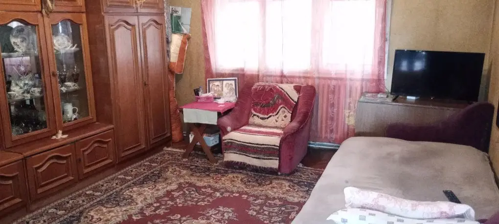 BRASADAS vinde ap 3 cam în casă - zona Botizului.
