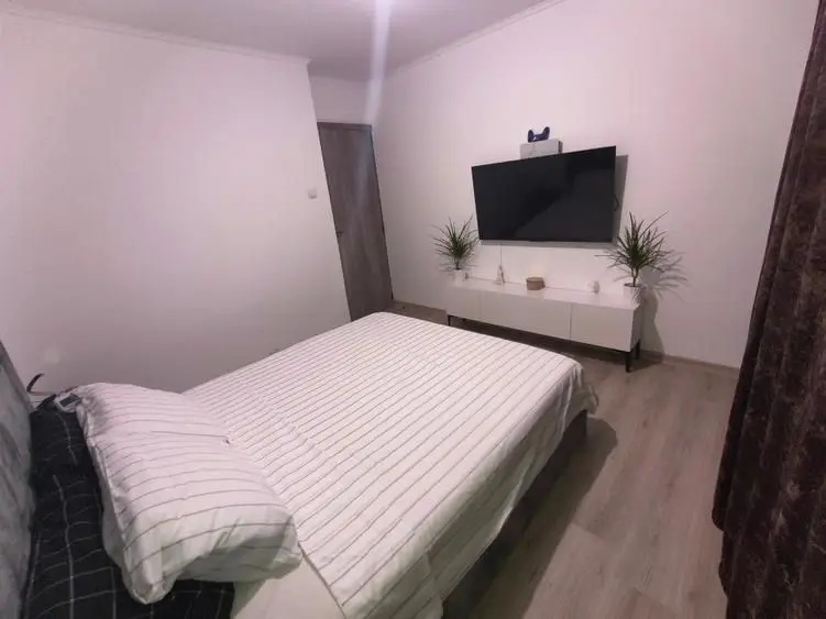 BRASADAS vinde ap 3 cam etaj 3/4 în Micro 17.