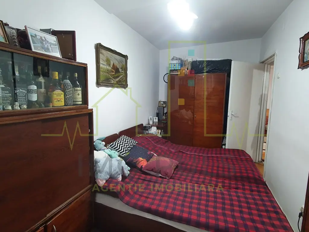 3 Camere. Centrala proprie.Bloc cu acoperis.