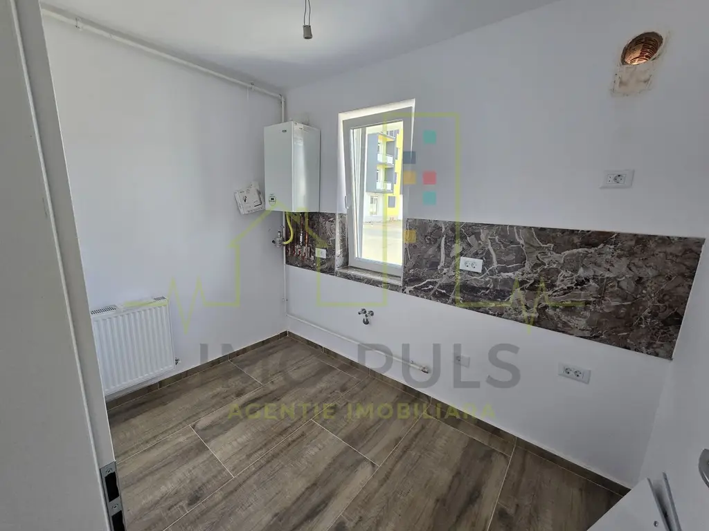 Apartament la parter cu balcon. Bucatarie separata. Loc de parcare