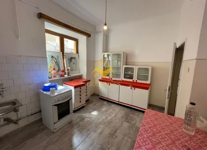 Casă 3 camere, Mihail Kogalniceanu, Zona Ultracentrală, Curte 240 mp