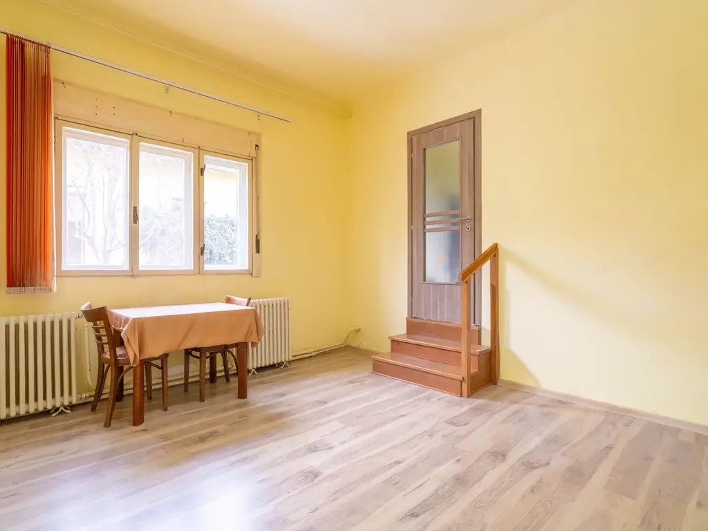 PRET NOU! Apartament la casă, ultracentral– curte proprie și garaj