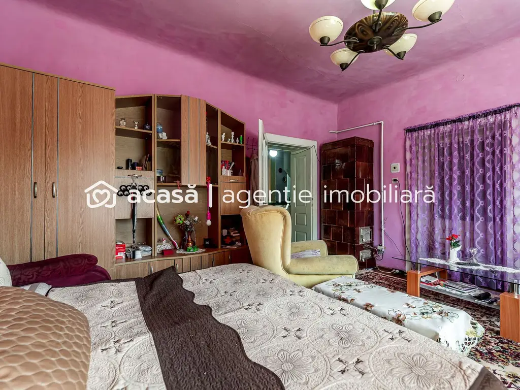 Casa 3 camere, bucatarie si baie, in zona centrala din Chisineu-Cris