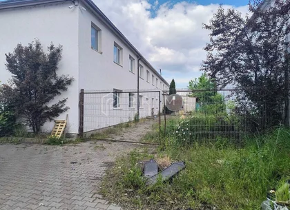 Spațiu industrial modern cu panouri fotovoltaice și acces TIR