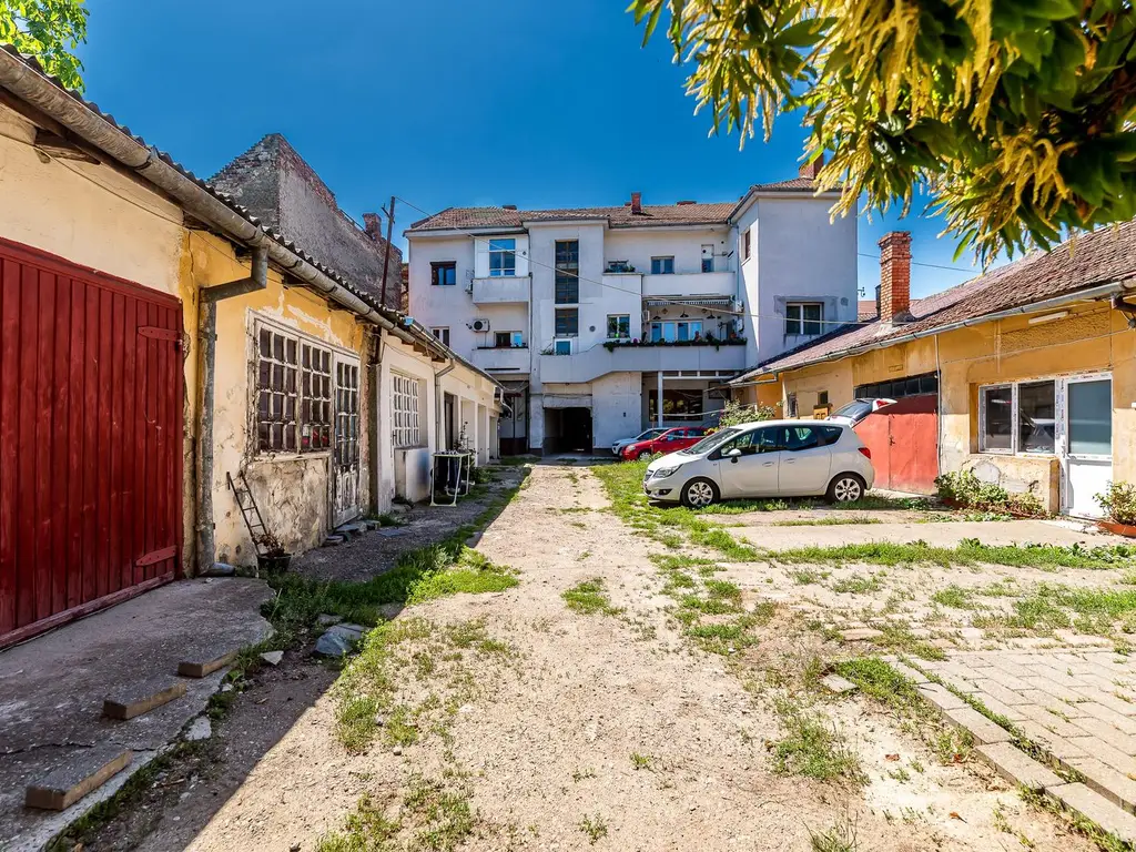 Apartament în centru cu acces auto și garaj propriu