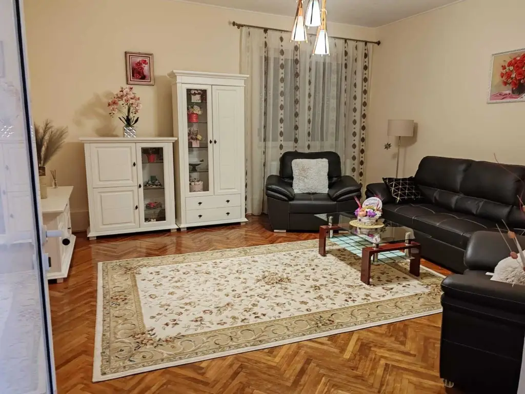 BRASADAS vinde casa 6 cam în zona Titulescu.