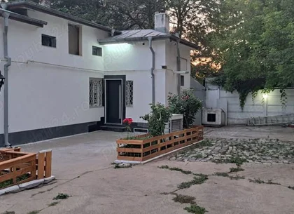 Casă de vânzare !! 3 camere, 2 băi, 3 dresinguri, cameră tehnică, pivniță, 2 garaje