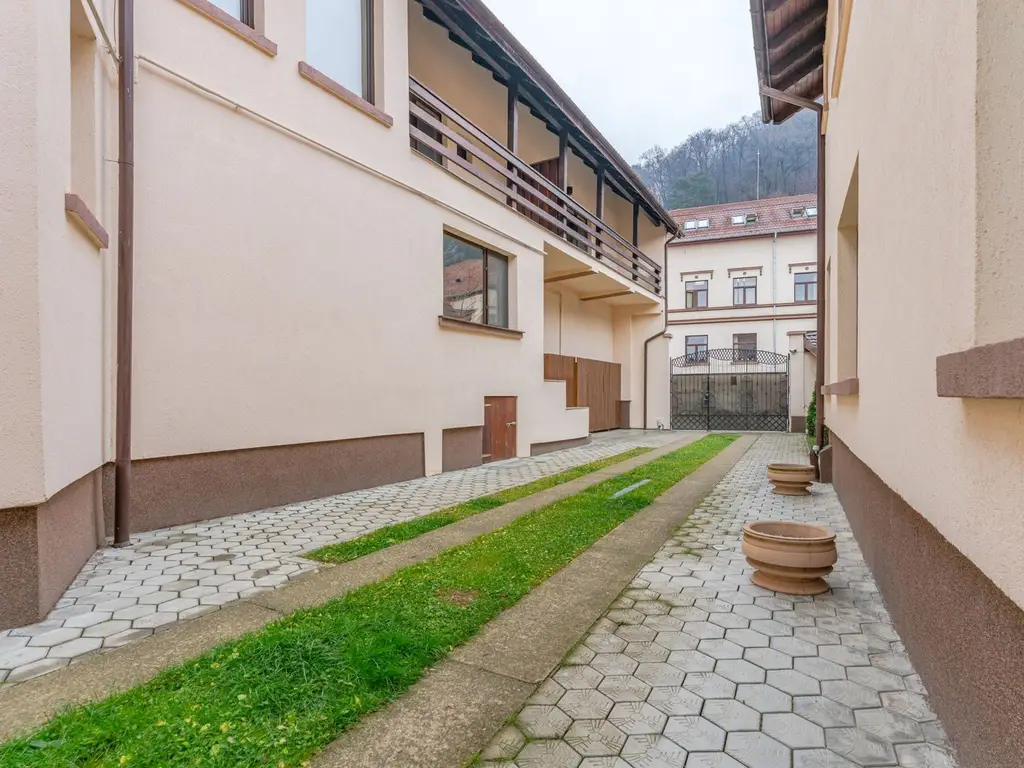 Pensiune Râșnov, 13 camere plus locuință proprietar, zonă Cetate